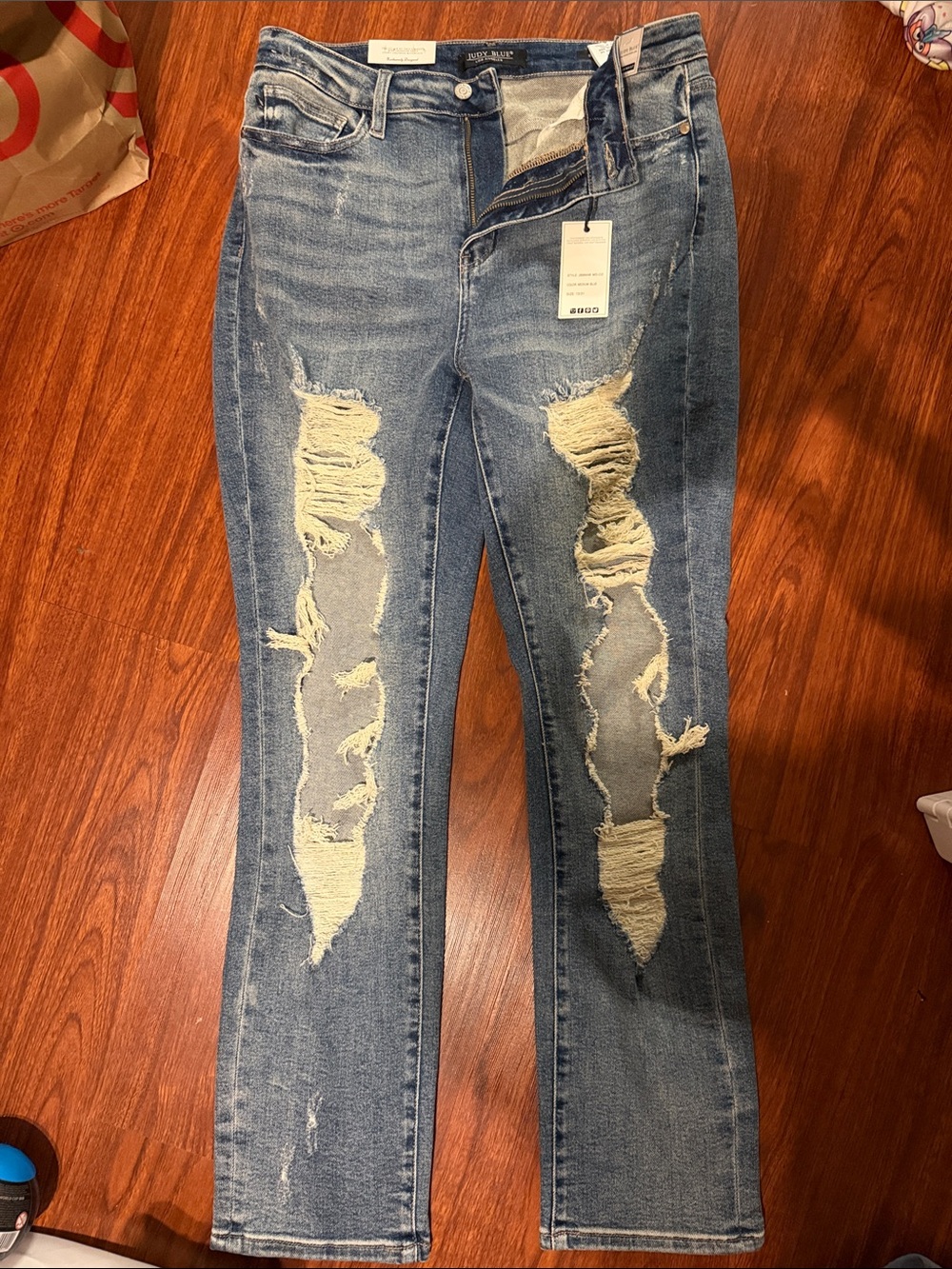 NWT Judy Blue Jeans. Size 13/31 straight fit, high waist, distressed